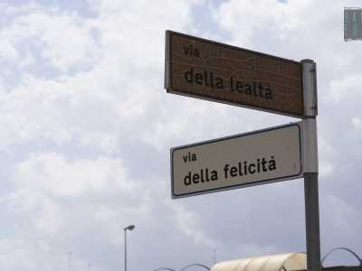 Da qui in poi si apre un quadrilatero dove le strade hanno tutti nomi che rimandano a bei sentimenti: via della Felicit�, della Lealt�, dell�Amicizia, del Rispetto o della Sincerit�